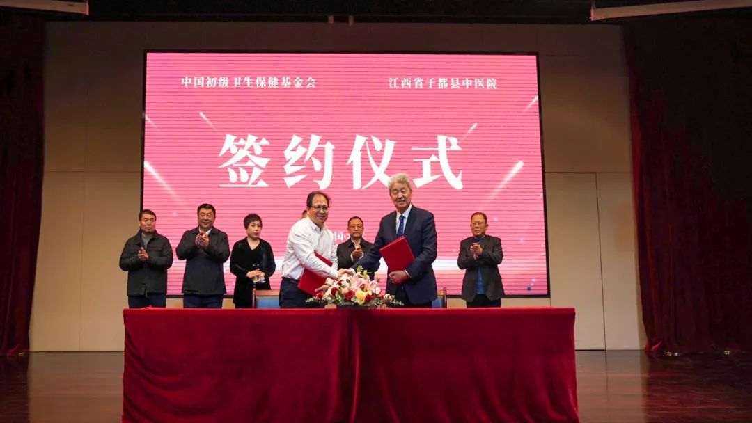 人们在看台上的人在电视前

低可信度描述已自动生成